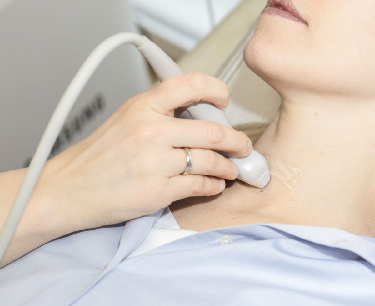 Nahaufnahme einer Ultraschalluntersuchung der Schilddrüse einer Frau